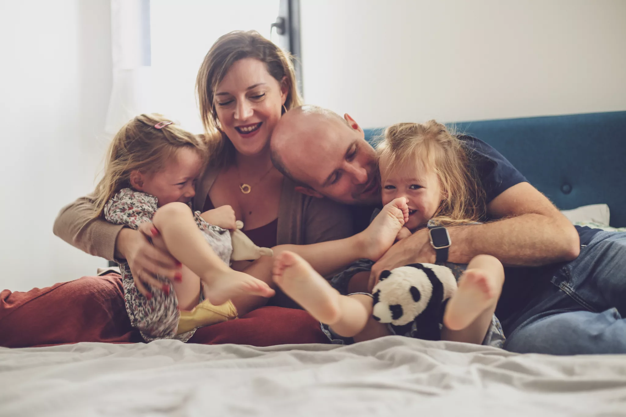 moment de jeu en famille avec les jumelles