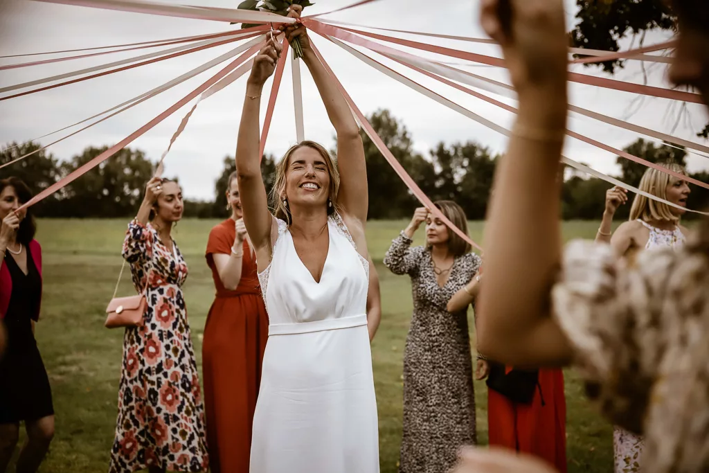 La mariée lance son bouquet aux demoiselles d'honneur