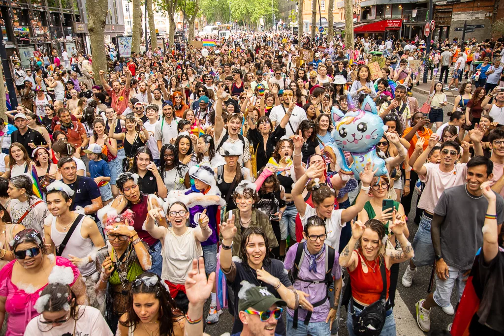 Participants défilant dans les rues de Toulouse lors de la Pride 2026.